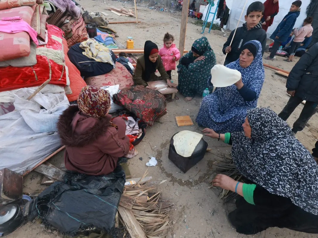 في يوم المرأة العالمي.. معركة يومية تخضوها نساء غزة من أجل البقاء
