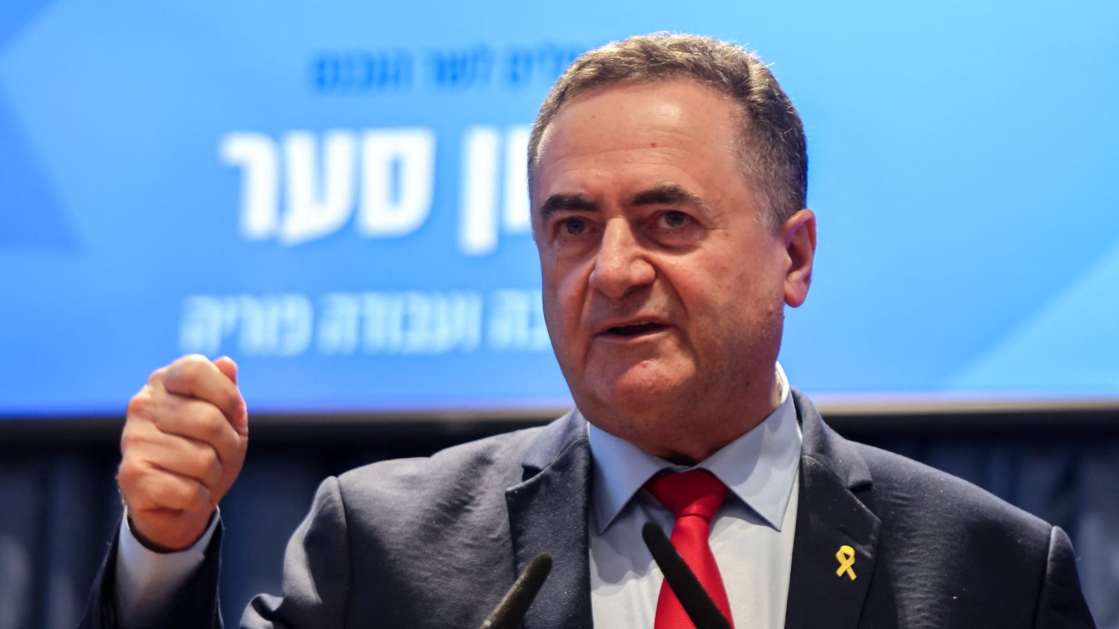 وزير الدفاع الإسرائيلي محذرًا: حزب الله "يلعب بالنار"