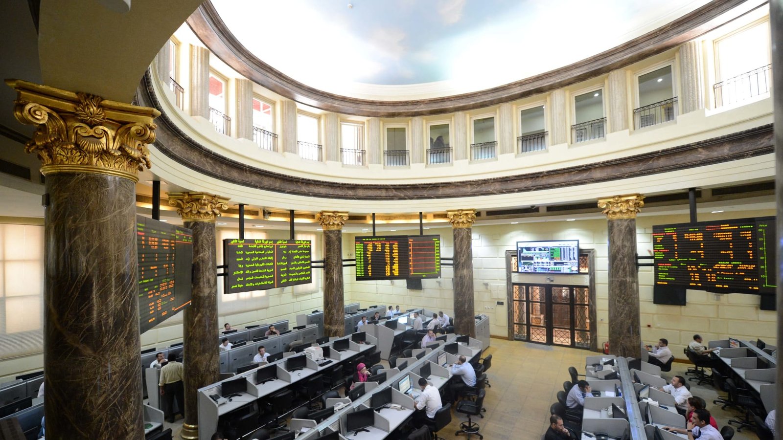 تباين أداء البورصة المصرية مع اقتراب مؤشرها الرئيسي من مستويات تاريخية