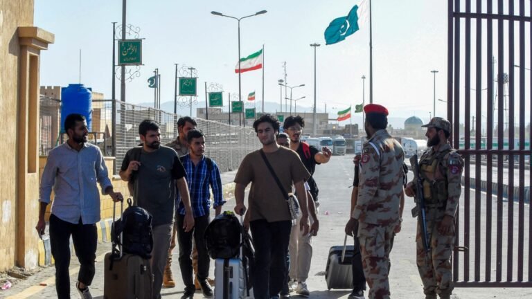 باكستان تفتح 6 ممرات برية لنقل البضائع إلى إيران وسط الصراع بمضيق هرمز