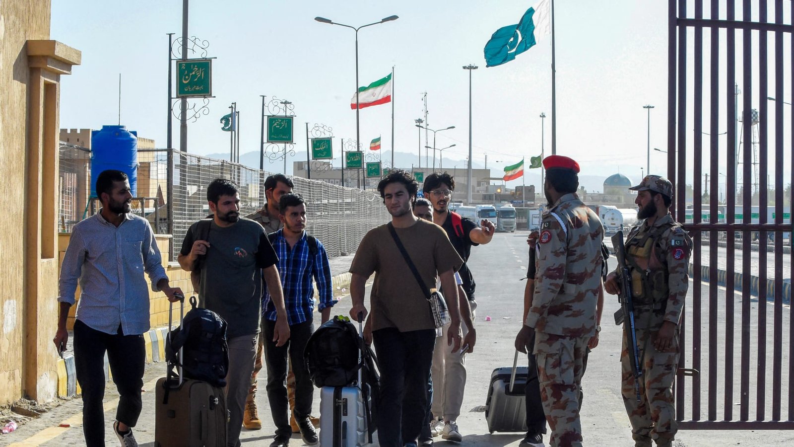 باكستان تفتح 6 ممرات برية لنقل البضائع إلى إيران وسط الصراع بمضيق هرمز