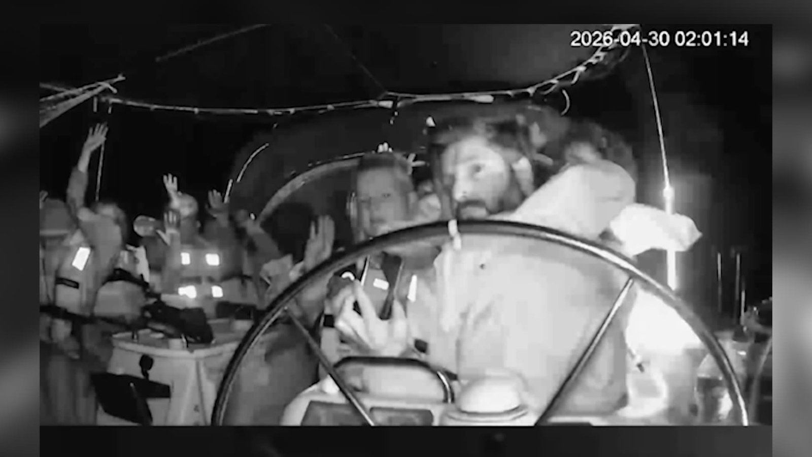 الجيش الإسرائيلي يعترض أسطول مساعدات متجه إلى غزة.. ويصعد على متن إحدى سفنه