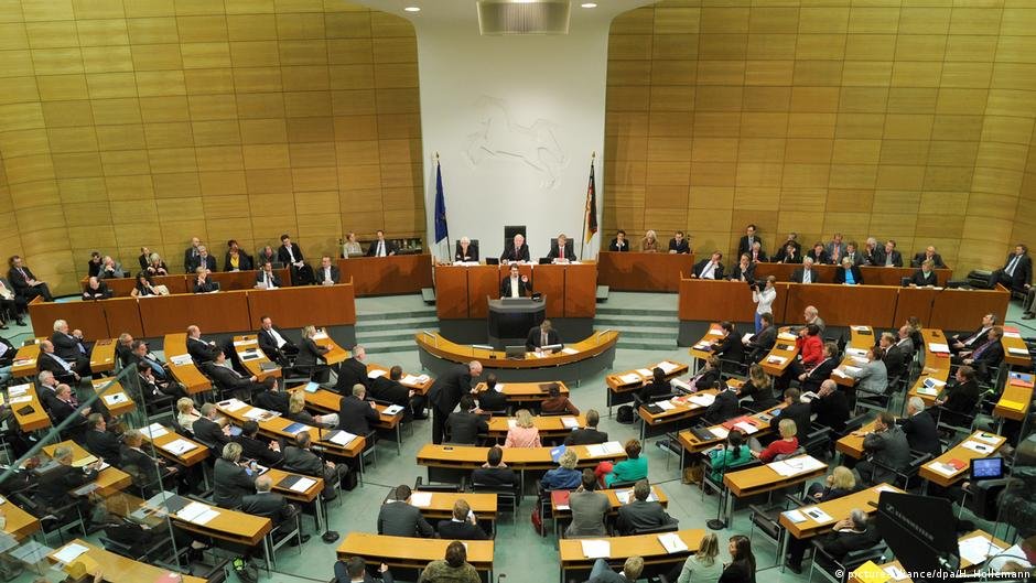 في برلمان ولاية ألمانية.. النواب الرجال أقل إصغاءً لخطابات زميلاتهم!