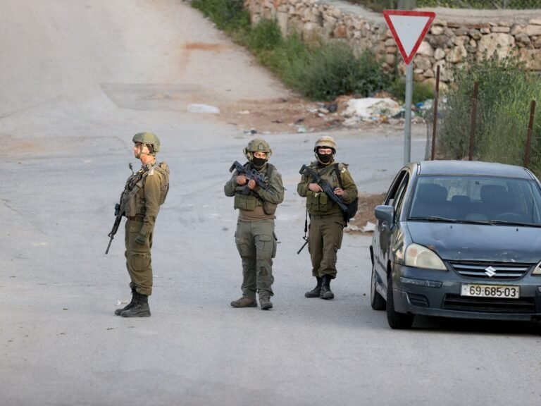 الاحتلال يعتقل فلسطينيا وزوجته ويُخطر بهدم 5 منازل في الضفة