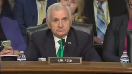 سيناتور أمريكي لهيغسيث: لم تحققوا أيا من أهدافكم الاستراتيجية المزعومة في الحرب مع إيران