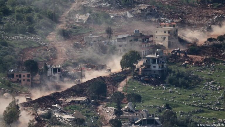 إسرائيل تتوعد بمواصلة ضرب حزب الله وتقول إنه "يلعب بالنار وستحرق لبنان"