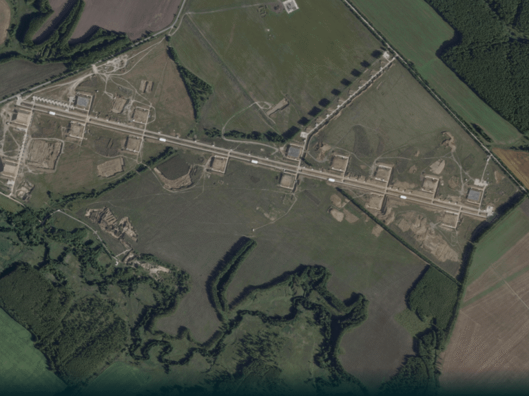 صور تكشف كيف تحولت مساحة خضراء إلى قاعدة للمسيّرات قرب أوكرانيا