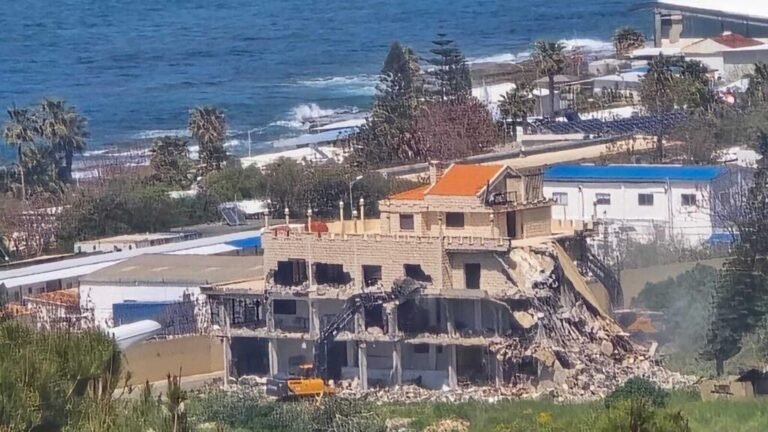 لبنانيون محبطون بعد عودتهم إلى الجنوب: "إسرائيل دمرت البيوت والطرق وحتى الأشجار"