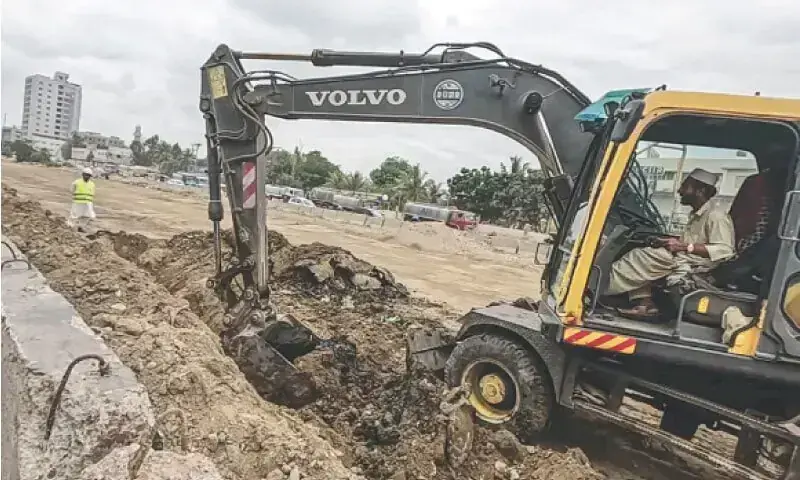 Gas supply suspended after pipeline damaged in Karachi Red Line construction