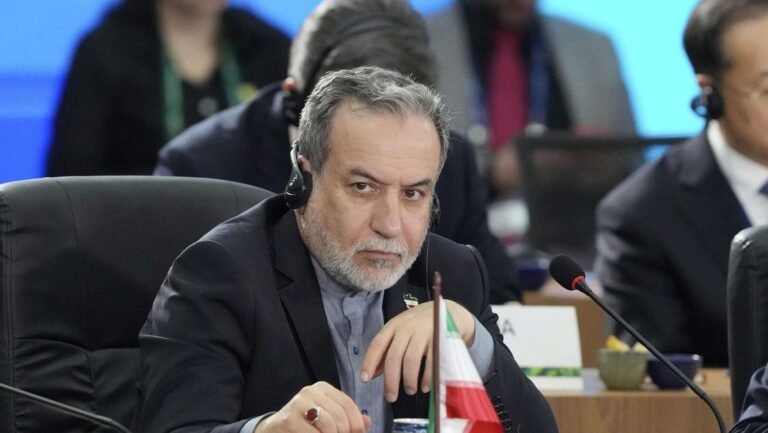 إيران تحذر أمريكا والإمارات من الانجرار إلى "مستنقع"