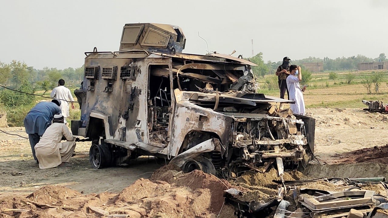 Pakistani Taliban splinter group claims suicide attack, 14 police dead