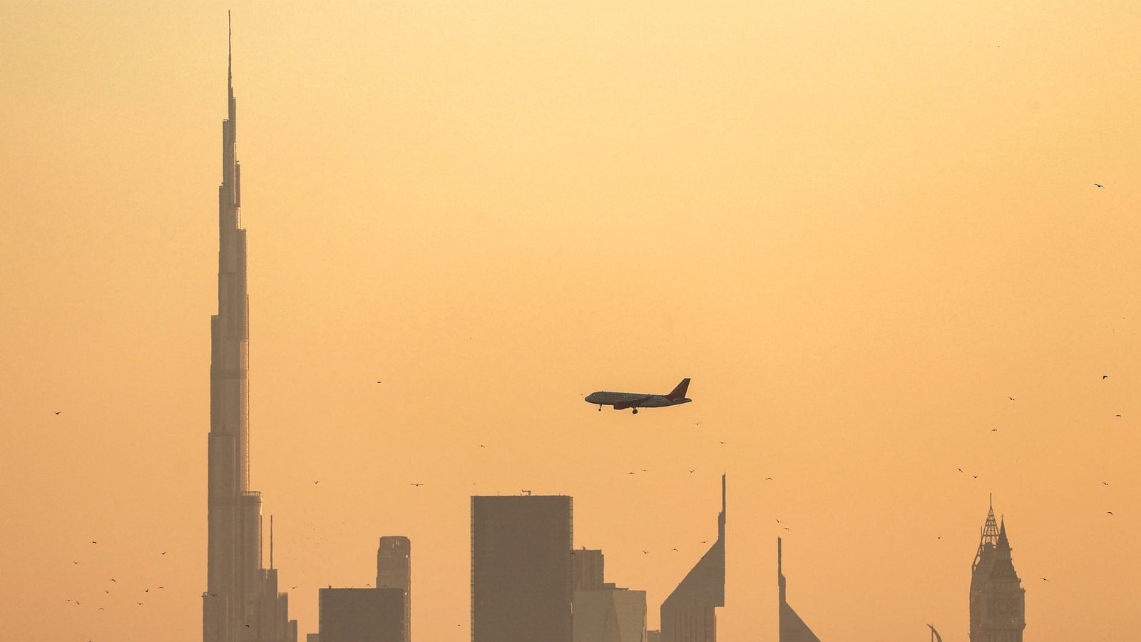 الإمارات تغلق جزئيًا مجالها الجوي بعد هجمات صاروخية إيرانية