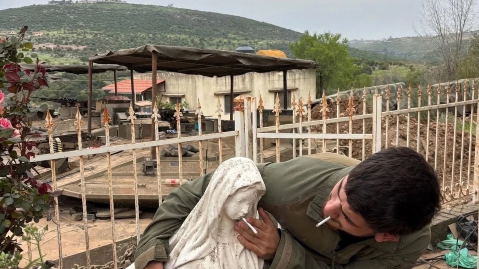 صورة تُظهر جنديًا إسرائيليًا يُدنس تمثالًا للسيدة مريم في لبنان
