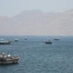 طهران تهدّد باستهداف المراكز الأمريكية في المنطقة في حال التعرض لناقلاتها، وواشنطن تتنظر رد طهران على اتفاق إنهاء الحرب