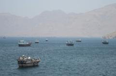 طهران تهدّد باستهداف المراكز الأمريكية في المنطقة في حال التعرض لناقلاتها، وواشنطن تتنظر رد طهران على اتفاق إنهاء الحرب