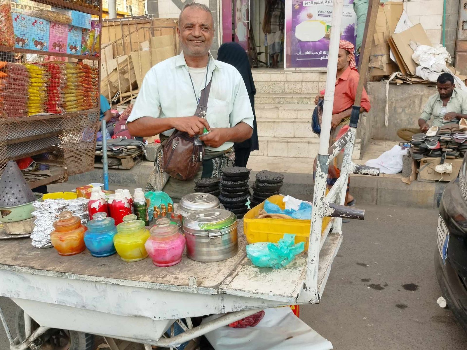 من قاعات الجامعات إلى بسطات الأسواق.. كيف يصنع خريجو اليمن فرصهم؟
