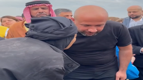 فيديو لوزير سوري يقبل يد سيدة مسنة يثير تفاعلا على مواقع التواصل