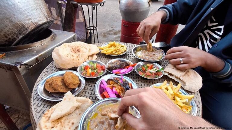 عيش وفول .. واقعة تكشف "قسوة" الفقر في مدرسة بصعيد مصر