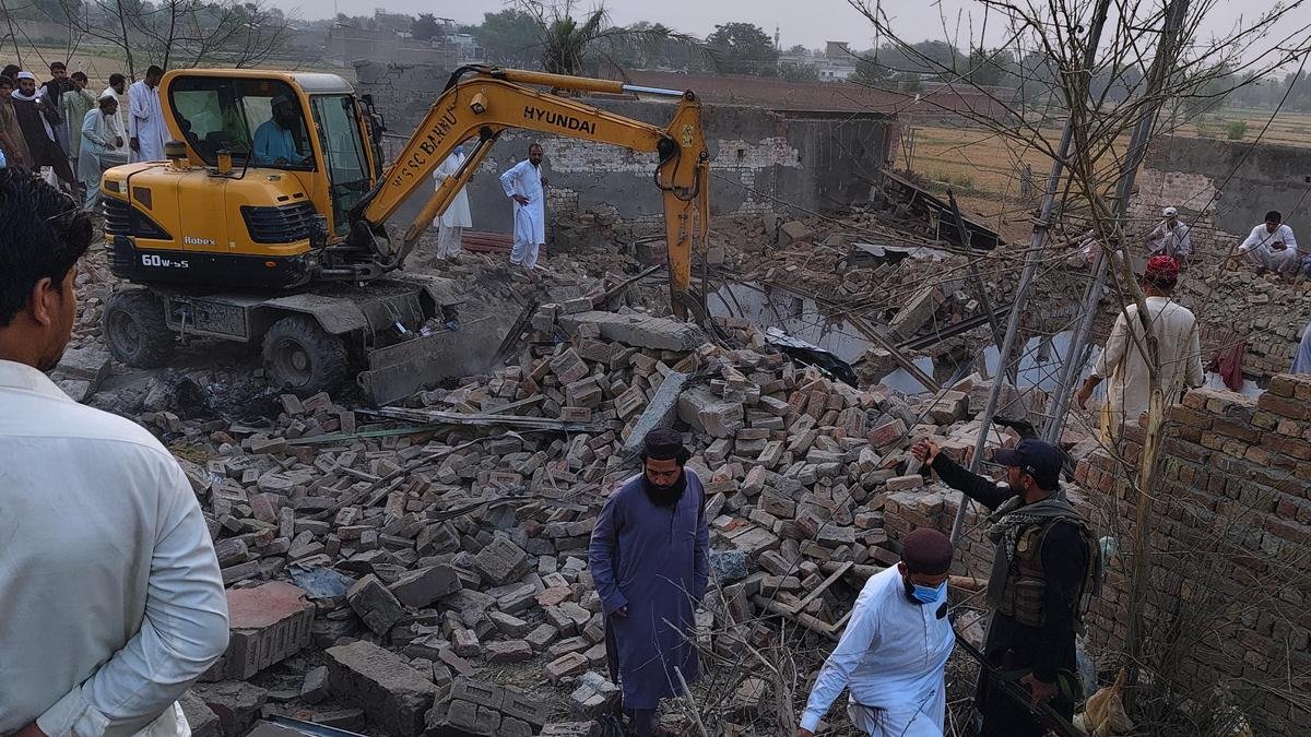 Twelve Pakistani police officers killed in car bombing and shootout