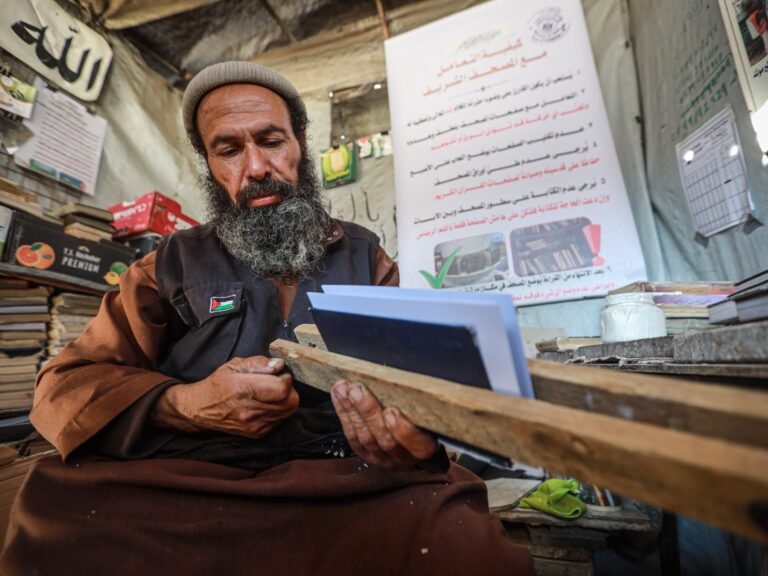 غزة.. الحاج رأفت يرمم مئات المصاحف التي تضررت خلال حرب الإبادة