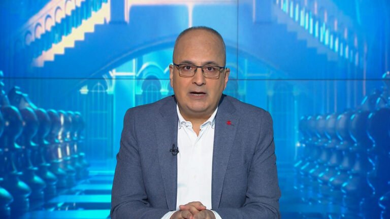 فوق السلطة: العالم في "قبضة بنما" و"أحلام" هاكابي وطموح التنين