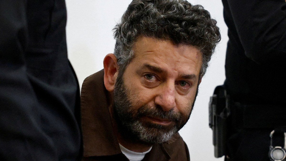 سيف أبو كشك يصل برشلونة بعد ترحيله من إسرائيل