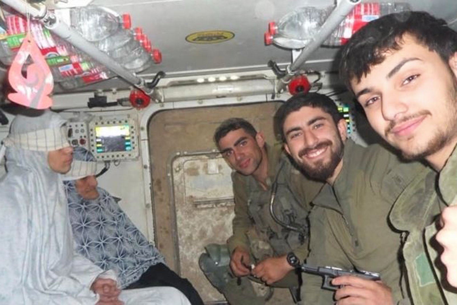 "سيلفي" جندي إسرائيلي يعيد فتح ملف المفقودين في غزة
