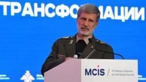 القائد العام للجيش الإيراني: لم يجرؤ العدو على الاقتراب من سواحلنا