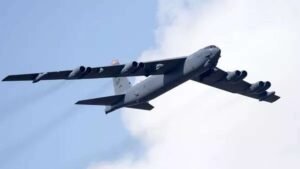 تحطم قاذفة استراتيجية أمريكية من طراز "بي 52" بعد إقلاعها من قاعدة "إدواردز" في كاليفورنيا