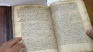 التراث الثقافي المنهوب يعود لأصحابه.. الجزائر تستعيد مخطوطا عمره 4 قرون من مزاد فرنسي