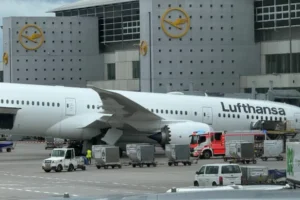 عدة إصابات جراء انهيار العجلات الأمامية لطائرة داخل مطار فرانكفورت