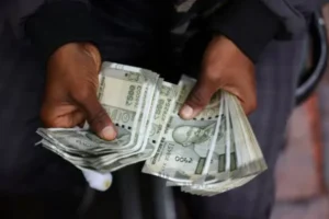 الروبية الهندية تتراجع تحت ضغط طلب شركات النفط على الدولار