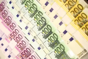 عوائد سندات اليورو ترتفع بشكل طفيف ترقباً لقرار «المركزي الأوروبي»