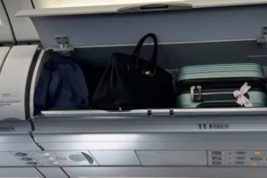 «إياتا» تحذر ركاب الطائرات: لا تحملوا حقائبكم في حالات الطوارئ
