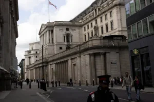 اقتراض بريطانيا يرتفع بأكثر من المتوقع في مايو بفعل تكلفة الدين