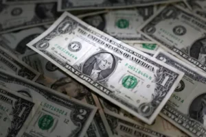 الدولار يواصل صعوده ويتجه نحو تسجيل أكبر مكاسب شهرية في عام