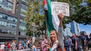 علم فلسطين أم علم إسرائيل.. استطلاع رأي يوثق خيار جماهير المونديال (فيديو)