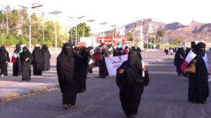 "نحن في وضع كارثي".. تظاهرة نسائية في عدن تندد بتردي الخدمات وسط أزمة معيشية متفاقمة