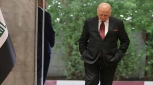 وزير الخارجية العراقي يحذر من "وضع مالي خطر" إذا استمر إغلاق مضيق هرمز