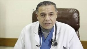 نشر صورة للدكتور حسام أبو صفية خلال محاكمته تظهر عليه آثار الإرهاق والتعذيب