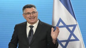 ساعر: عدونا مشترك وإذا كفت إيران يدها عن لبنان فلا حاجة لإسرائيل للبقاء في جنوبه