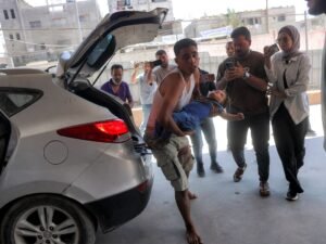 شهداء من عناصر الشرطة بغزة في استهداف الاحتلال سيارة وسط القطاع