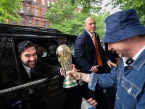زهران ممداني يظهر في مدرجات مباراة المغرب والبرازيل.. هل تتحقق نبوءته لأسود الأطلس؟