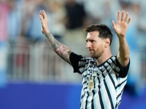 بين الإبداع والفوضى البصرية.. أغرب "أطقم الإحماء" في المونديال