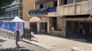 عيادة طبية متنقلة تقدم الرعاية الأولية للنازحين في بيروت