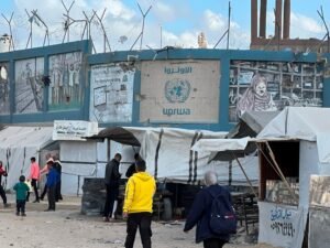 رسائل مفاجئة.. الأونروا تستغني عن عشرات الموظفين بغزة