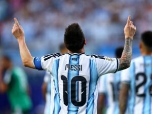 مباراة الجزائر تفسر.. لهذا رحل ميسي عن برشلونة