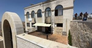 "هيا إلى حرقها".. هجمات المستوطنين تطال عشرات المساجد الفلسطينية
