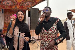 الأجاويد.. فنانون سودانيون يتحدون اللجوء في تشاد بالكوميديا والمسرح التفاعلي