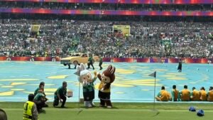 الدمية الصينية “لابوبو” تخطف الأضواء في افتتاح كأس العالم